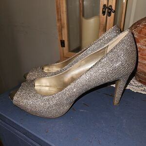 Bandolino Footwear Women's Rainaa Pump, Gold Glamour, Size 9.5